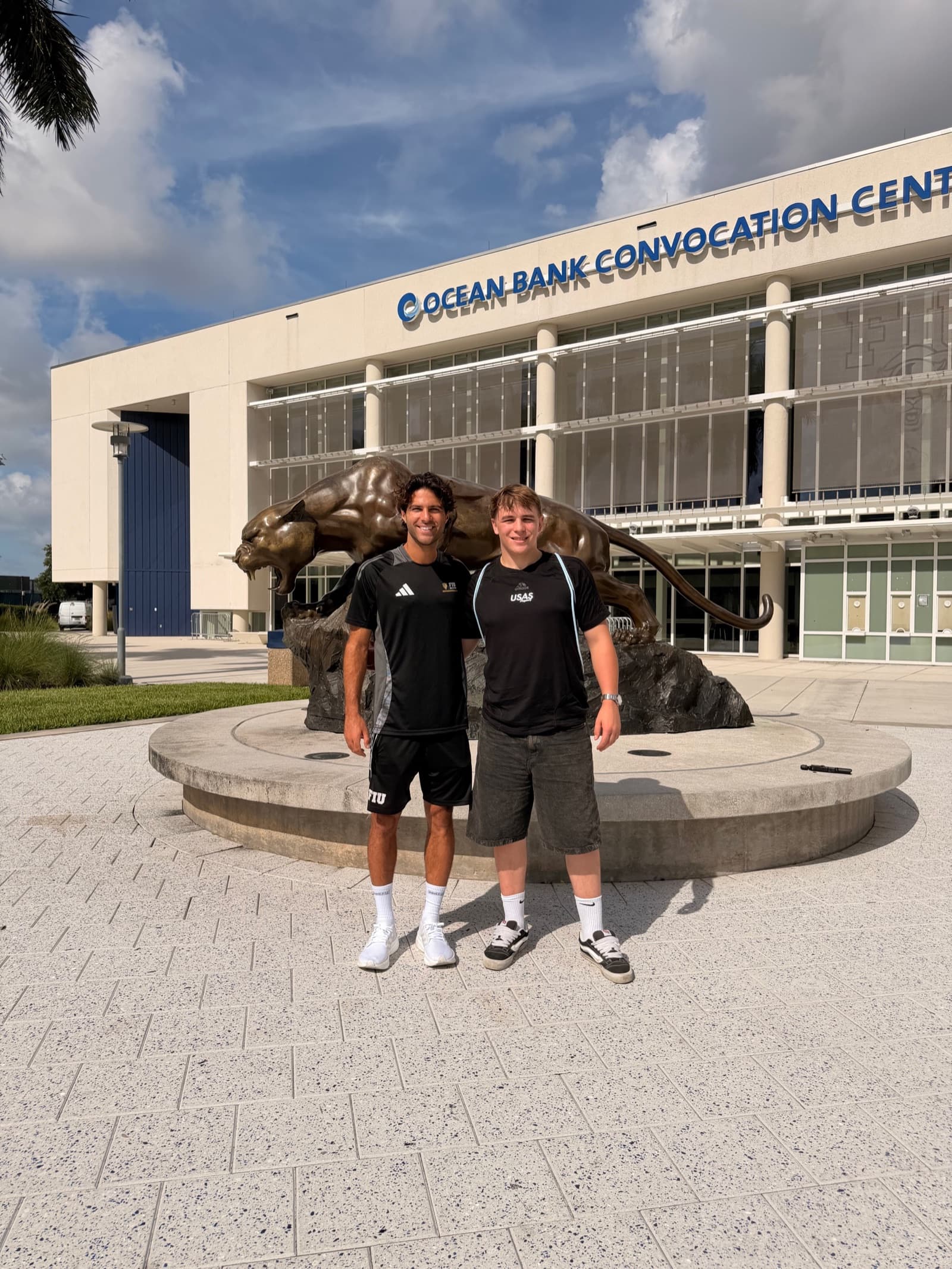 Hugo Georges avec Matteo Gasperoni devant le centre de convocation de Florida International University