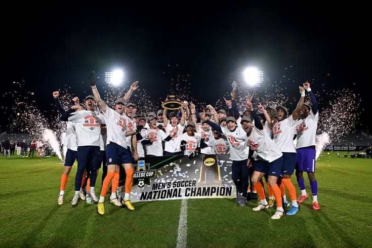 Équipe de Syracuse célébrant un titre de football universitaire sur le terrain