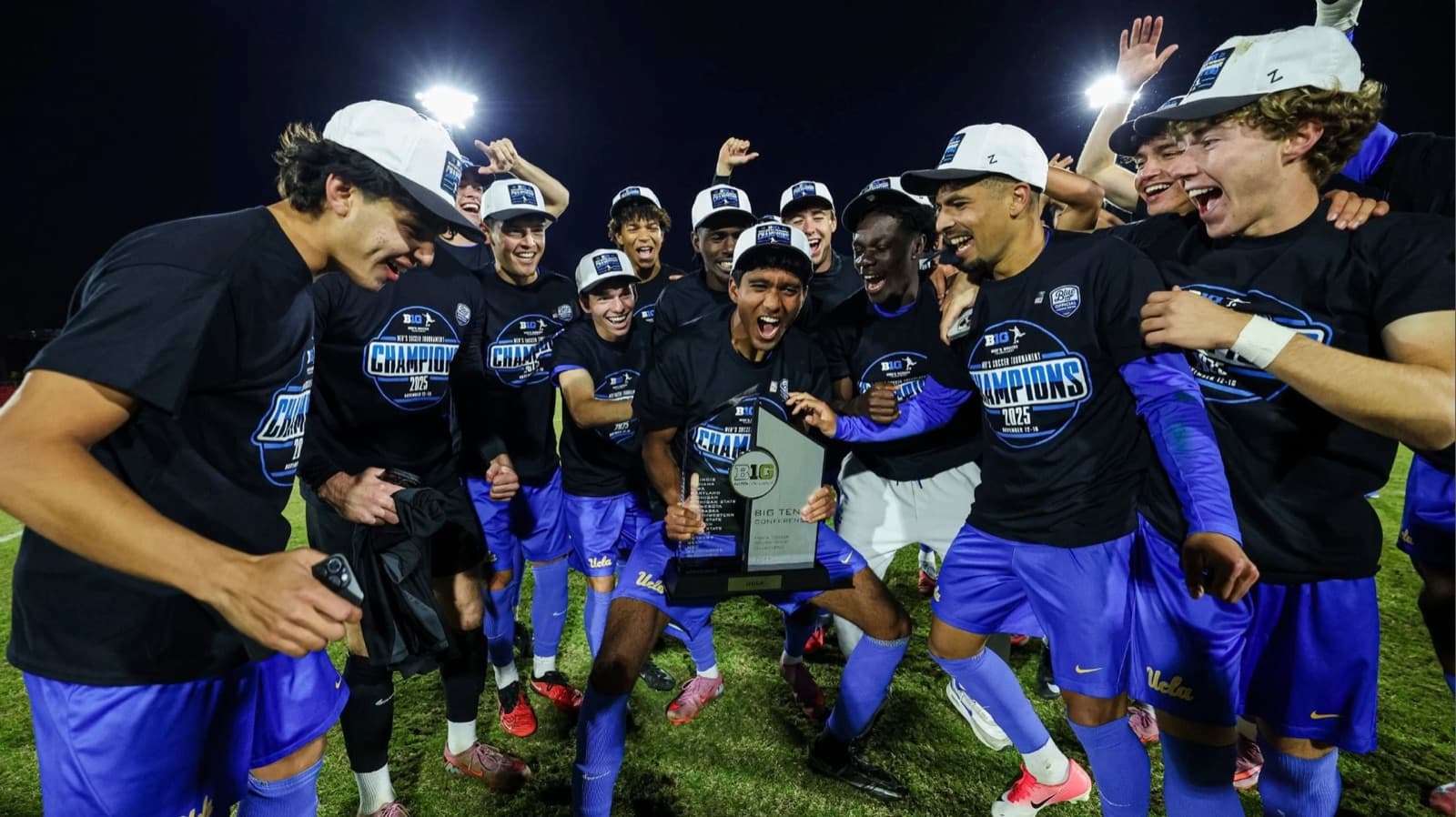 Joueurs universitaires de UCLA célébrant un titre de championnat