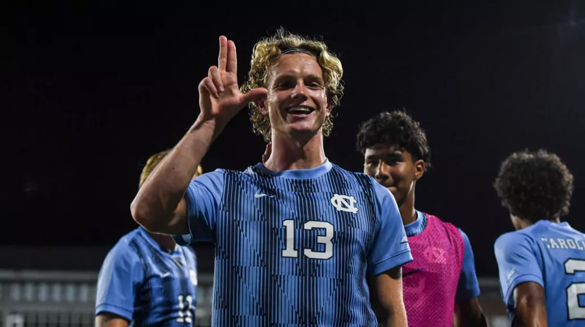 Joueur de football universitaire de North Carolina après un match