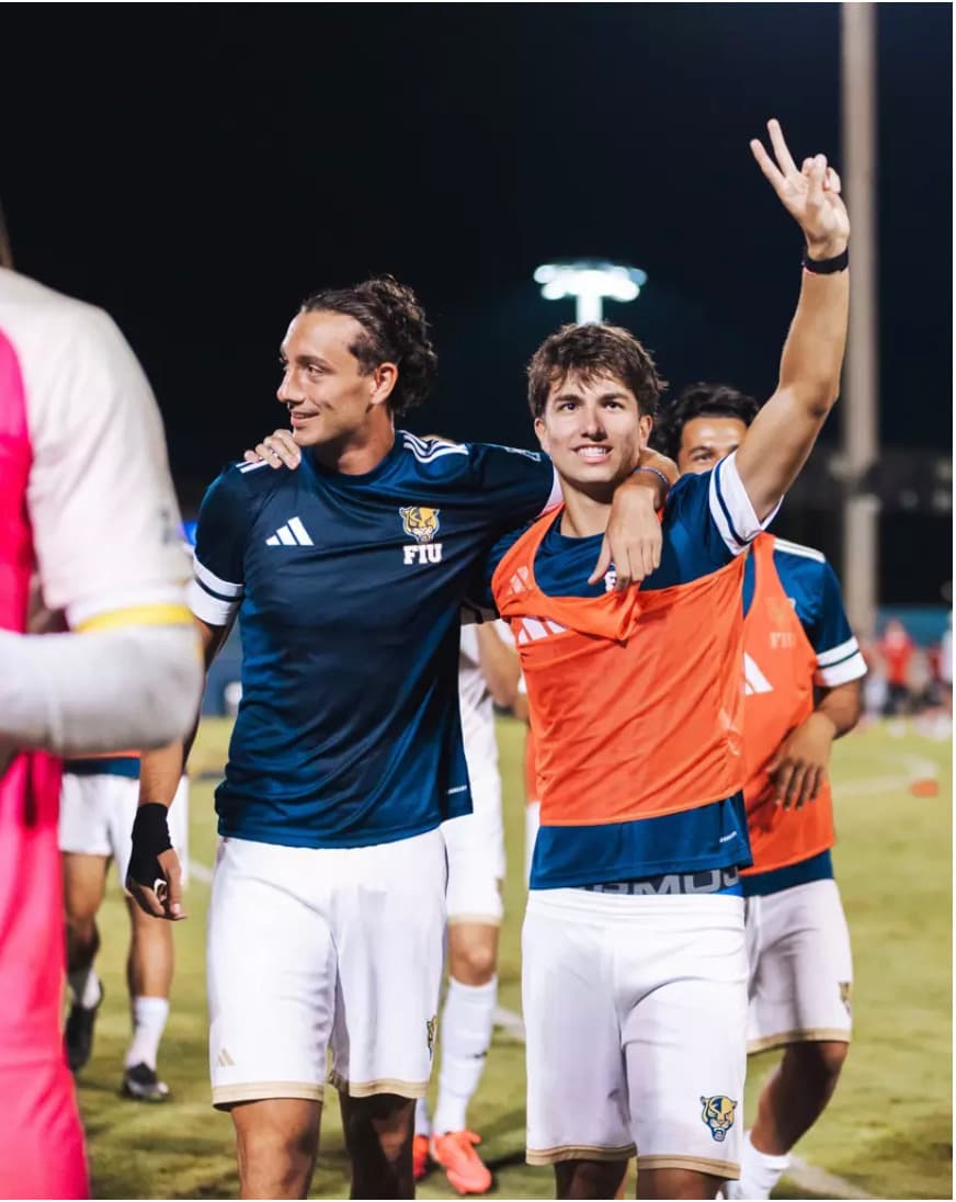 Joueurs de football universitaire de FIU après un match