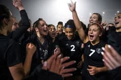 Joueuses de football réunies en cercle pour célébrer ensemble