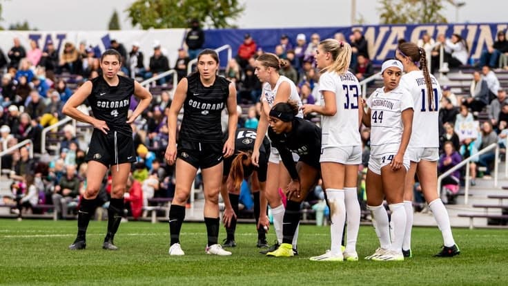 Joueuses de Colorado et de Washington placées dans la surface pendant un match de football