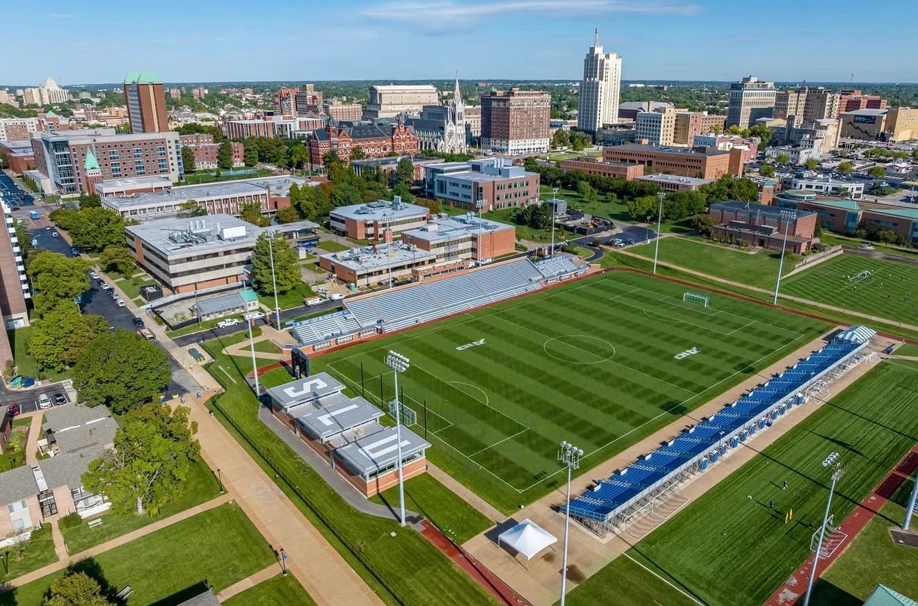 Vue aérienne d’un campus américain, avec ses terrains de football au milieu des bâtiments universitaires