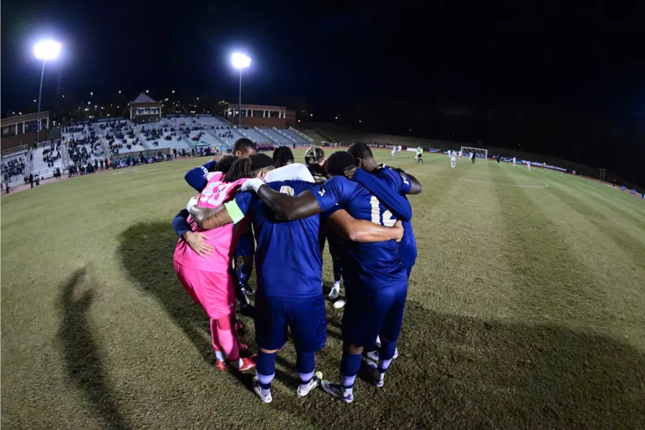 Joueurs regroupés avant un match de football en soirée